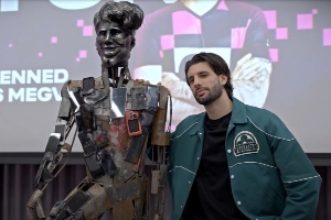 kaiyun-当场呆滞！索博斯洛伊遭大整蛊，看到扭曲版的自己雕像&amp;物品