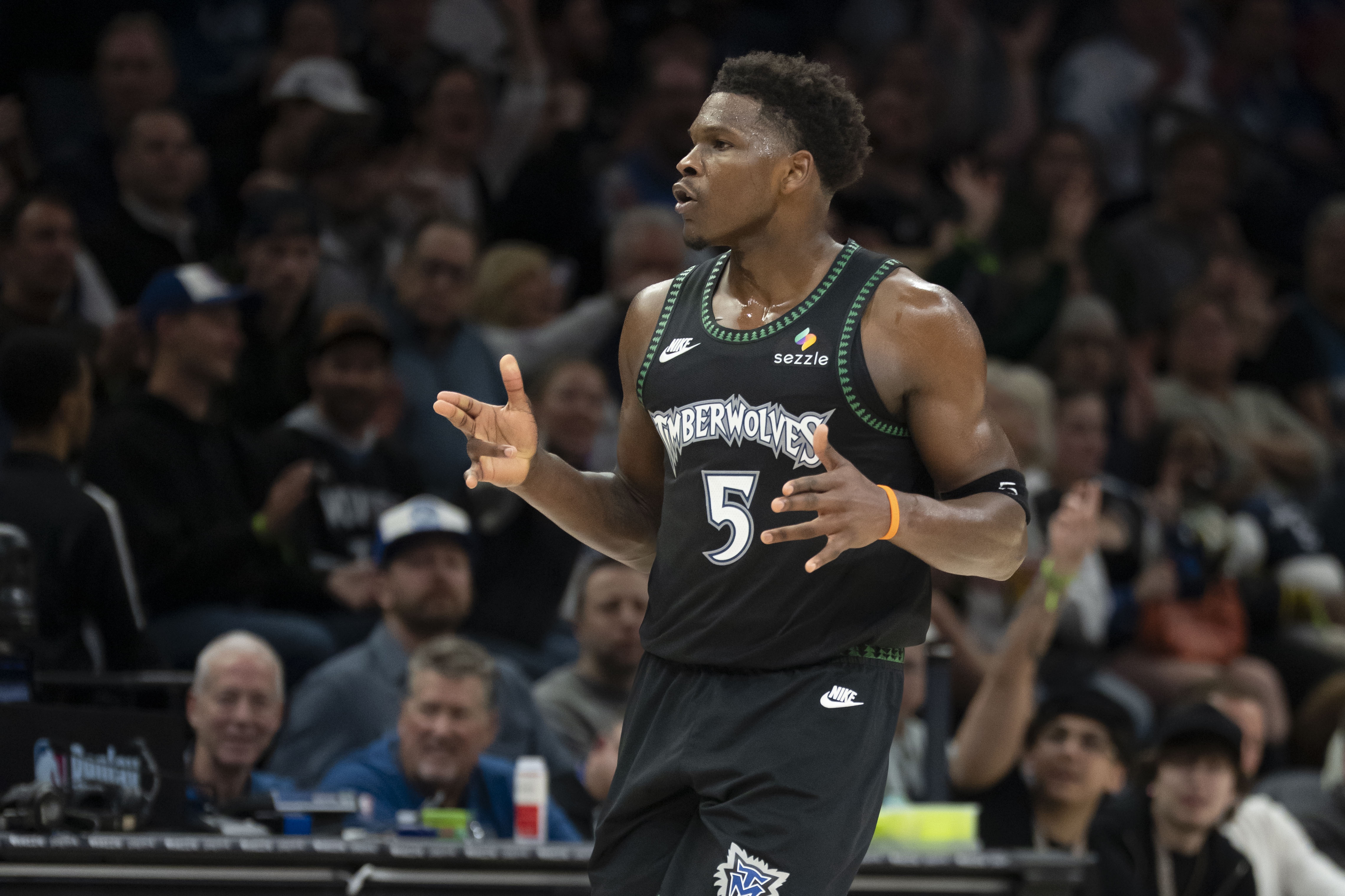 kaiyun-乘胜追击！爱德华兹连续硬解中投命中 率队扩大领先